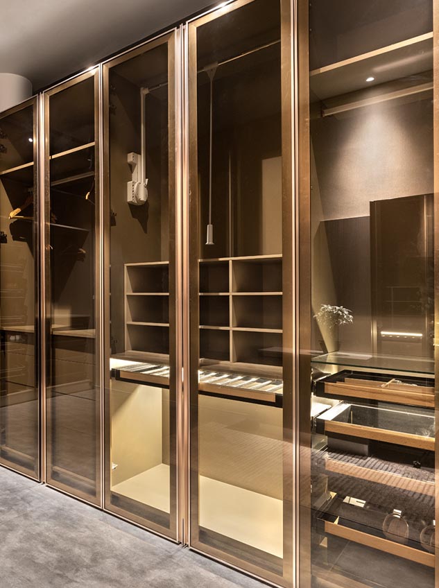 Walk in wardrobe 1 Image3